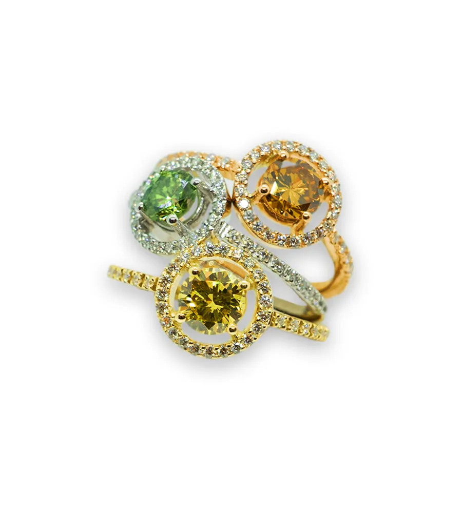 Anelli con diamanti fancy yellow, cogna e verde con diamanti incolore di contorno e sul gambo